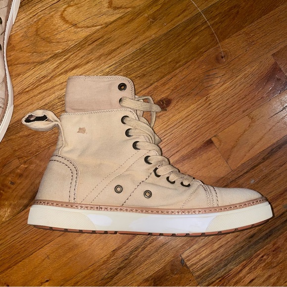 Levi’s size ten canvas sneakers. - Picture 4 of 6